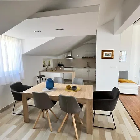 Sky - Beautiful Rooftop Apartment With Shared Pool Split Exterior photo