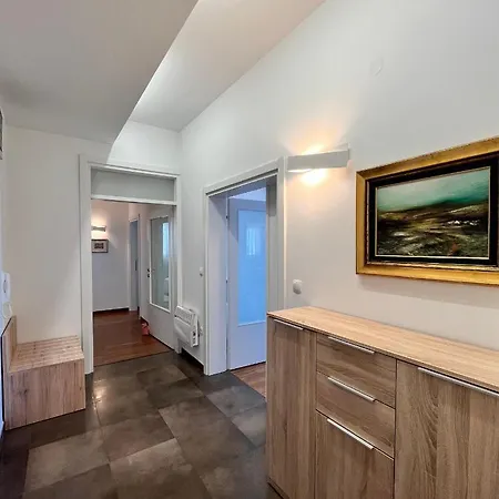Sky - Beautiful Rooftop Apartment With Shared Pool Split Exterior photo