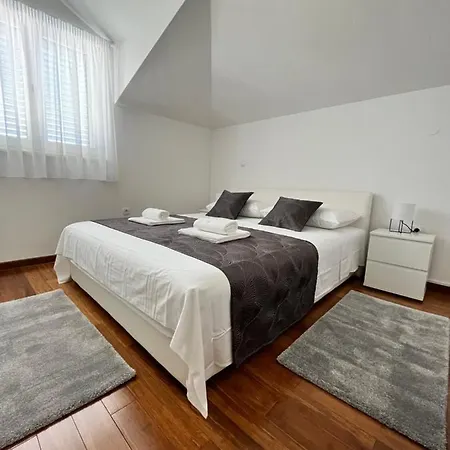 Sky - Beautiful Rooftop Apartment With Shared Pool Split Exterior photo