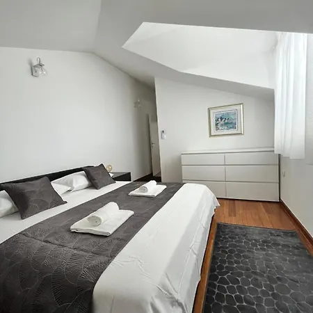 Sky - Beautiful Rooftop Apartment With Shared Pool Split Exterior photo